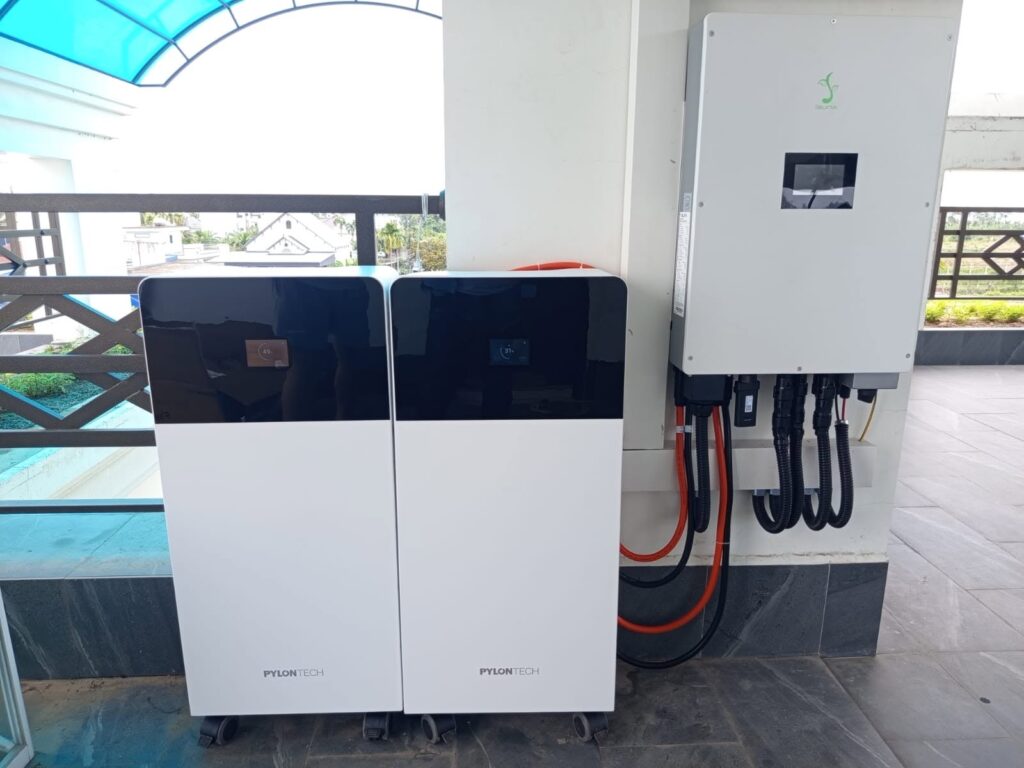 Biền tần hybrid Sinexcel Isuna lắp cùng pin lưu trữ Pylontech